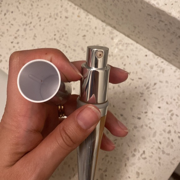 Becca Weightless Blur Foundation in Noisette - Picture 4 of 4